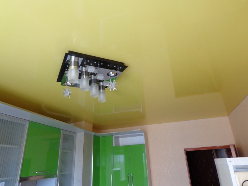 Желтый потолок - 59 фото