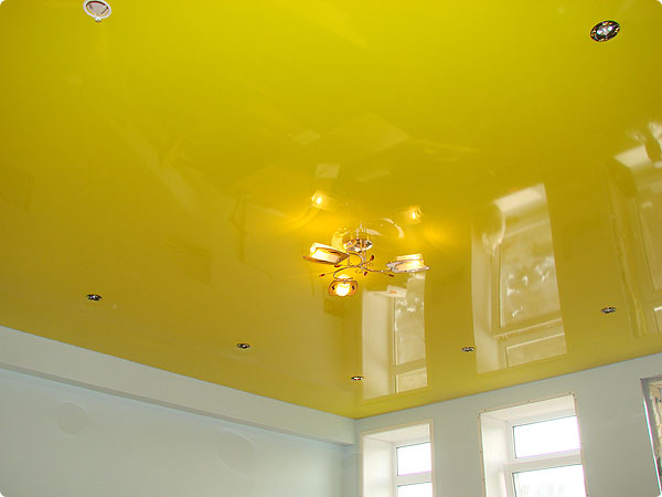 Желтый натяжной потолок в интерьере